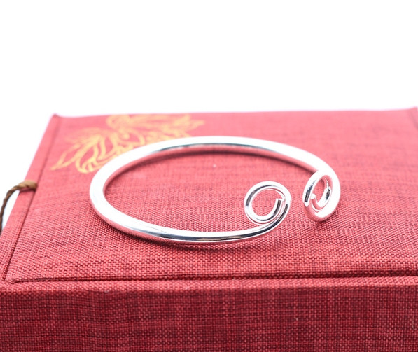 Κομψό γυναικείο βραχιόλι σε ασημί χρώμα