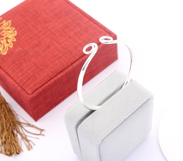 Κομψό γυναικείο βραχιόλι σε ασημί χρώμα