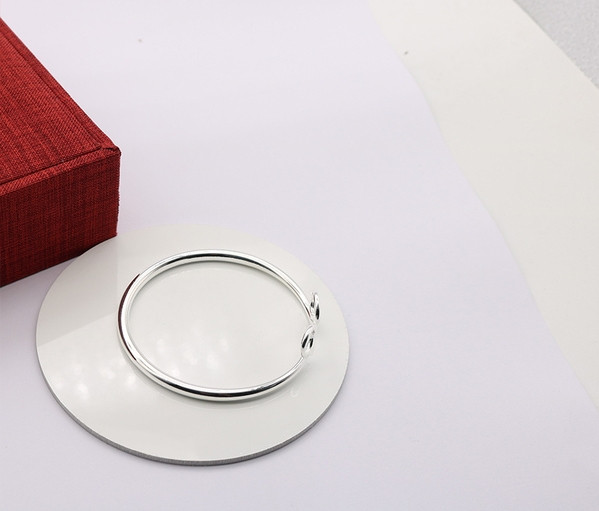 Κομψό γυναικείο βραχιόλι σε ασημί χρώμα