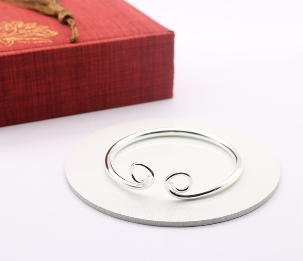 Κομψό γυναικείο βραχιόλι σε ασημί χρώμα