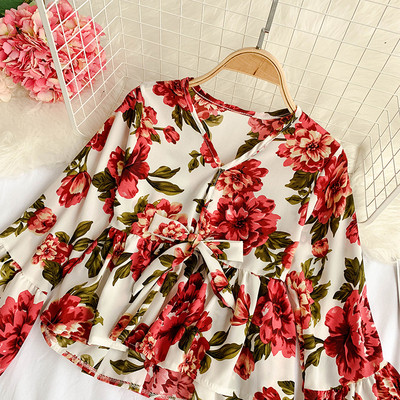 Elegáns női blúz virágos motívumokkal, különböző színekben