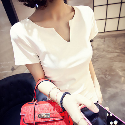 Stílusos női póló rövid ujjal és V-nyakú fehér és fekete színben