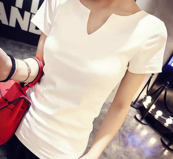 Stílusos női póló rövid ujjal és V-nyakú fehér és fekete színben