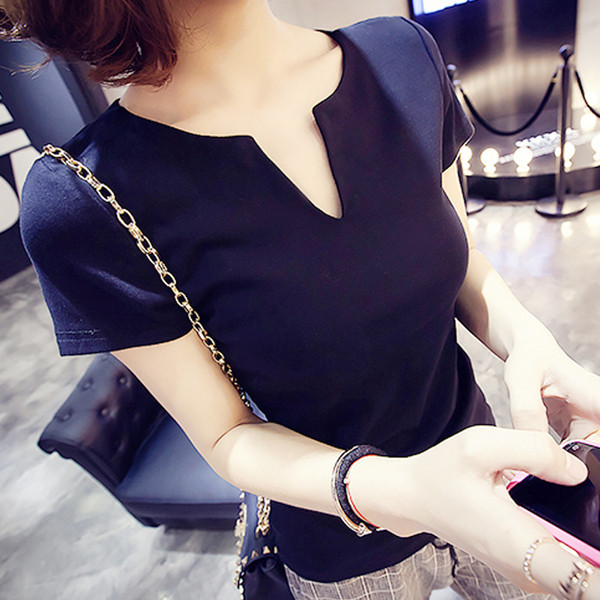 Stílusos női póló rövid ujjal és V-nyakú fehér és fekete színben