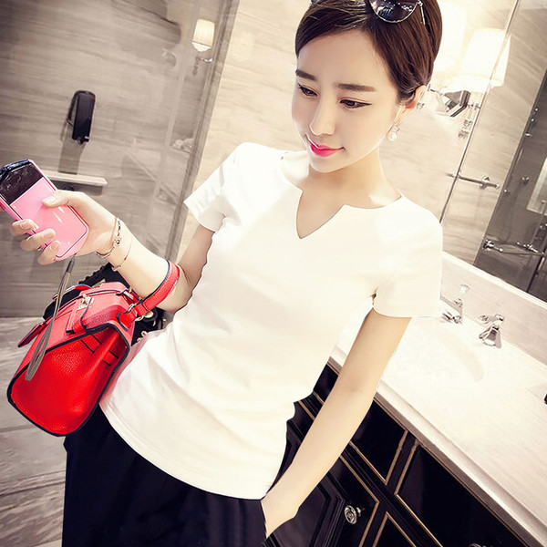 Stílusos női póló rövid ujjal és V-nyakú fehér és fekete színben