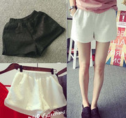 Alkalmi női rövidnadrág gumírozással, két színben