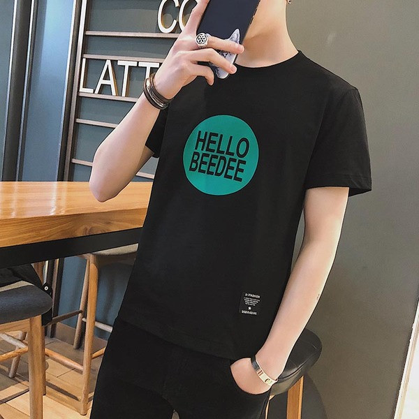 Férfi póló O-alakú gallérral, fehér és fekete felirattal