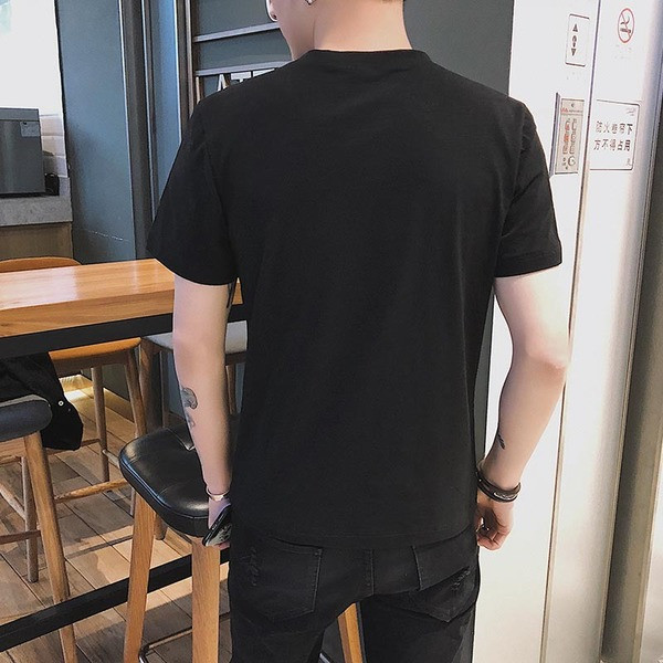 Férfi póló O-alakú gallérral, fehér és fekete felirattal