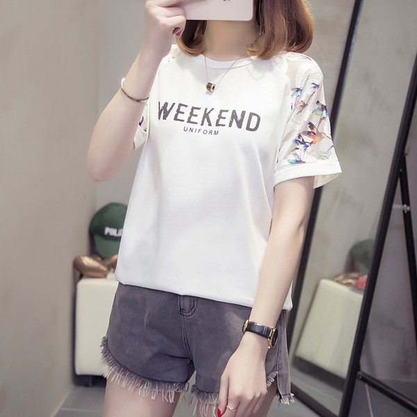 Alkalmi női póló, fehér felirattal és virágmotívumokkal