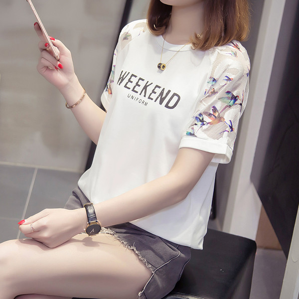 Alkalmi női póló, fehér felirattal és virágmotívumokkal