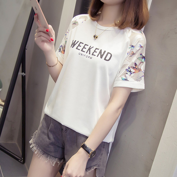 Alkalmi női póló, fehér felirattal és virágmotívumokkal