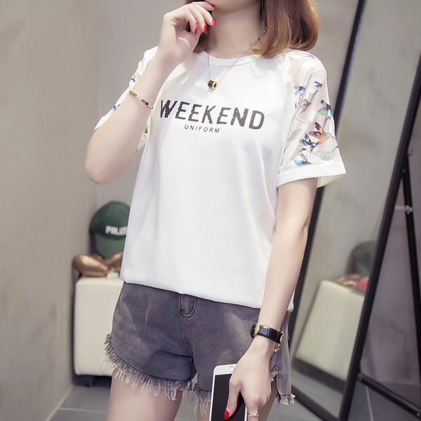 Alkalmi női póló, fehér felirattal és virágmotívumokkal