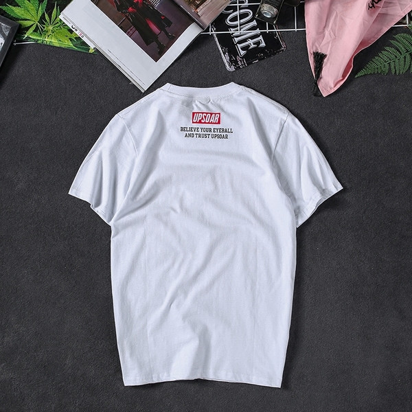 Modern férfi póló fekete-fehér színes felirattal