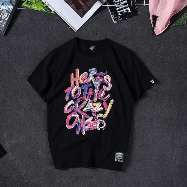 Modern férfi póló fekete-fehér színes felirattal