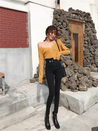 Κομψά γυναικεία τζιν με ψηλή μέση σε μαύρο και μπλε χρώμα