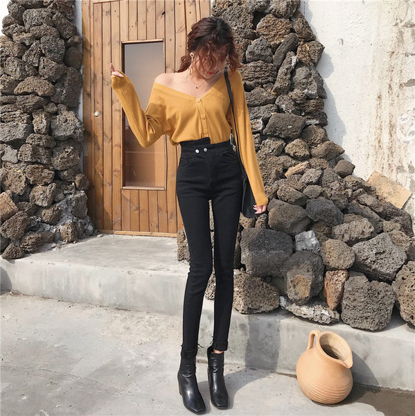 Κομψά γυναικεία τζιν με ψηλή μέση σε μαύρο και μπλε χρώμα