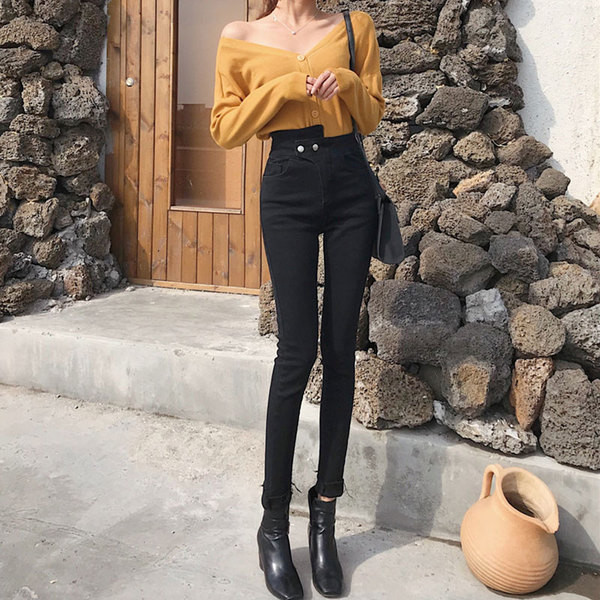 Κομψά γυναικεία τζιν με ψηλή μέση σε μαύρο και μπλε χρώμα