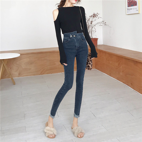 Κομψά γυναικεία τζιν με ψηλή μέση σε μαύρο και μπλε χρώμα