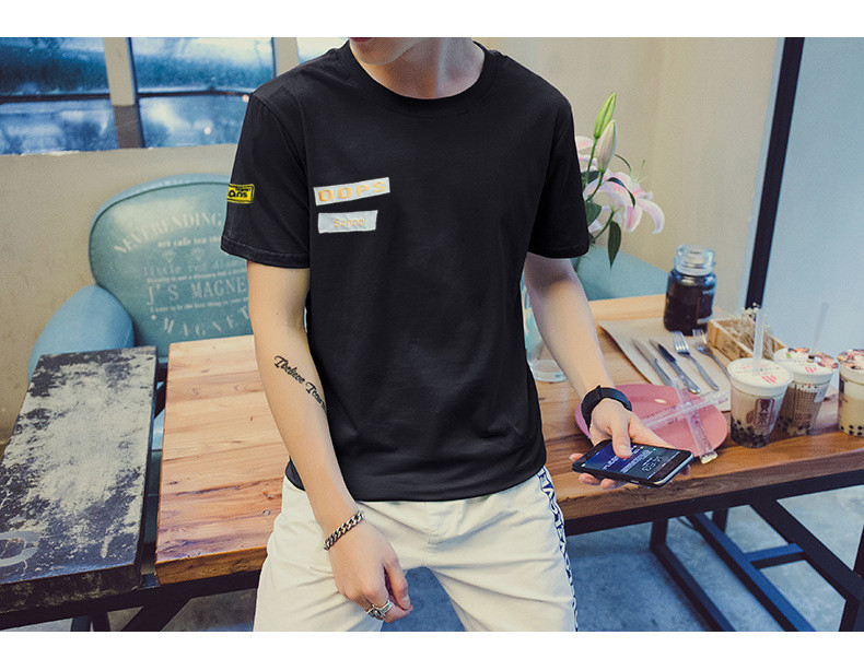 Férfi póló rövid ujjal, fekete-fehér mintával