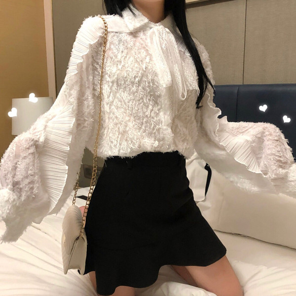 Stílusos női ing fekete-fehér színben, szalaggal