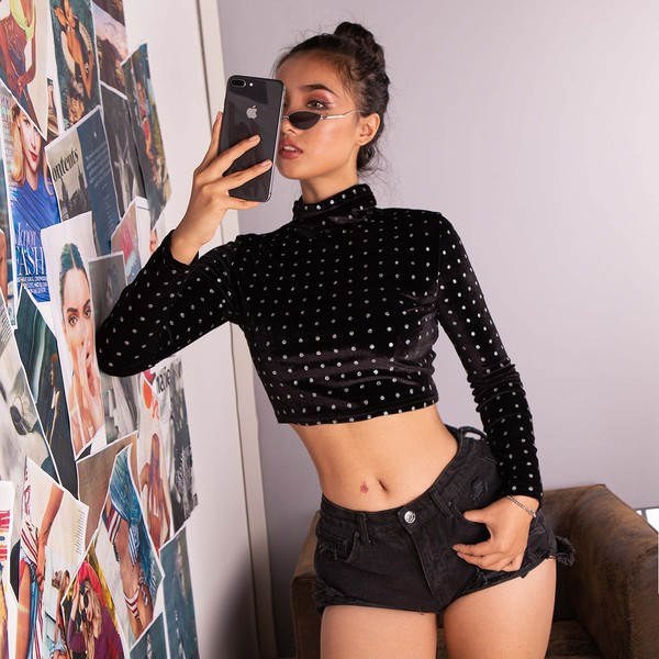 Lezser női rövid pöttyös blúz magas gallérral