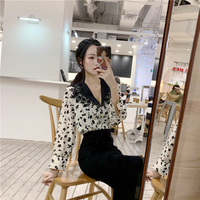 Елегантна дамска риза с V-образно деколте и яка в три цвята