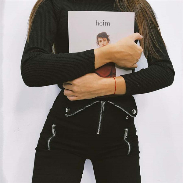 Aktuális női nadrág fekete színben, magas derékkal és cipzárral