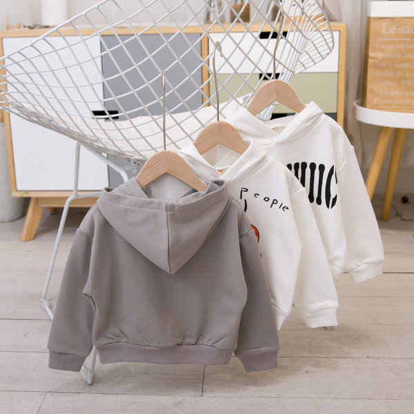 Gyerek blúz fiúknak kapucnival és rátéttel, három színben