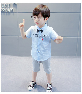 Μοντέρνο παιδικό πουκάμισο με έγχρωμη επιγραφή και εφαρμογή