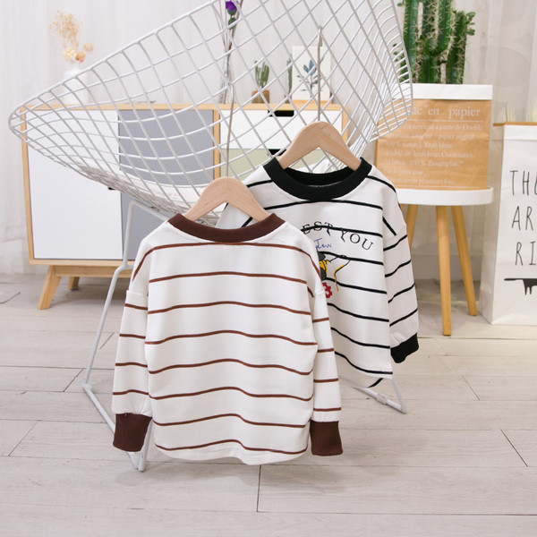 Παιδική μπλούζα για αγόρια με δίχρωμες εφαρμογές και επιγραφές