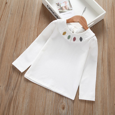 Friss gyerekblúz lányoknak fehér színben, hímzéssel és hosszú ujjal