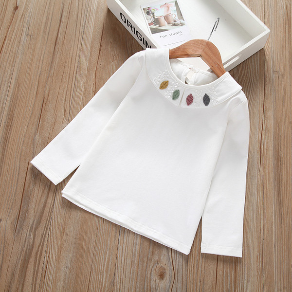 Friss gyerekblúz lányoknak fehér színben, hímzéssel és hosszú ujjal