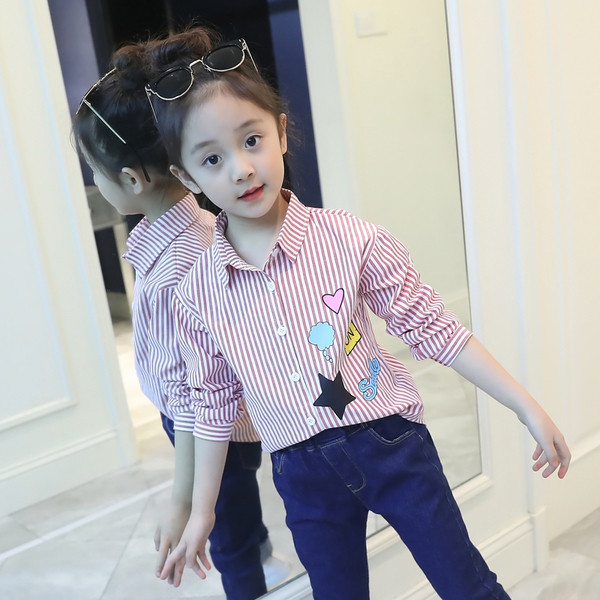 Ριγέ παιδικό πουκάμισο για κορίτσια με έμβλημα σε δύο χρώματα