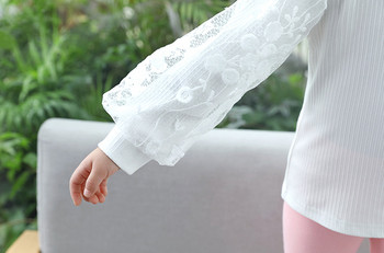 Κομψή παιδική μπλούζα για κορίτσια σε λευκό με δαντέλα και κεντήματα