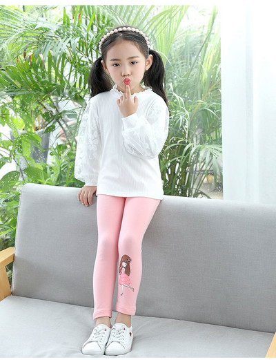 Stílusos gyerek blúz lányoknak fehér színben, csipkével és hímzéssel