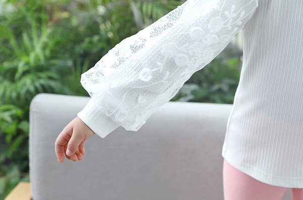 Stílusos gyerek blúz lányoknak fehér színben, csipkével és hímzéssel