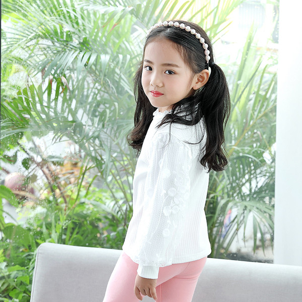 Stílusos gyerek blúz lányoknak fehér színben, csipkével és hímzéssel