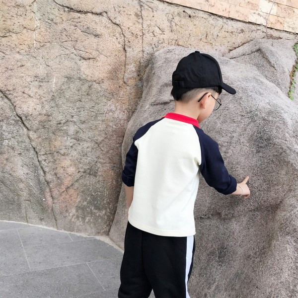 Gyerek blúz fiúknak gallérral és rátéttel, két színben