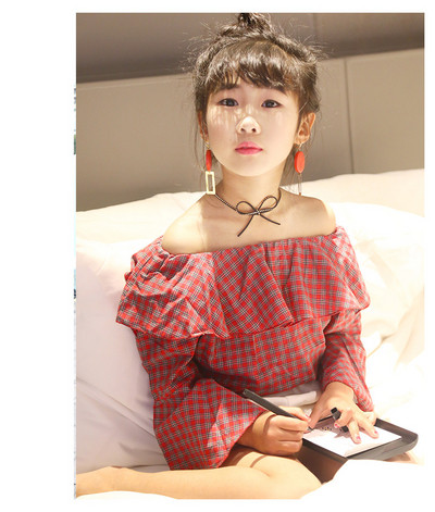 Modern gyerekblúz lányoknak két színben Lotus ujjal