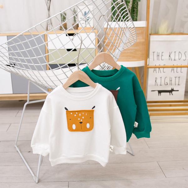 Gyerek blúz fiúknak fehér és zöld színben emblémával