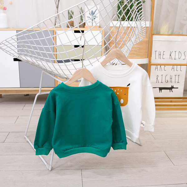 Gyerek blúz fiúknak fehér és zöld színben emblémával