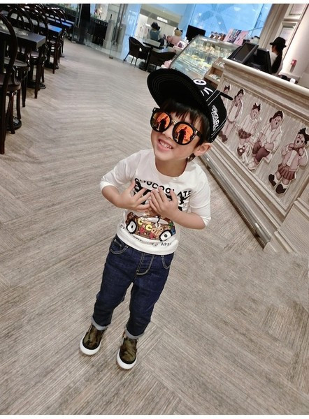 Gyerek blúz fiúknak fehér rátéttel és feliratokkal