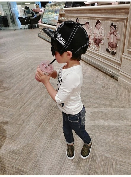 Gyerek blúz fiúknak fehér rátéttel és feliratokkal