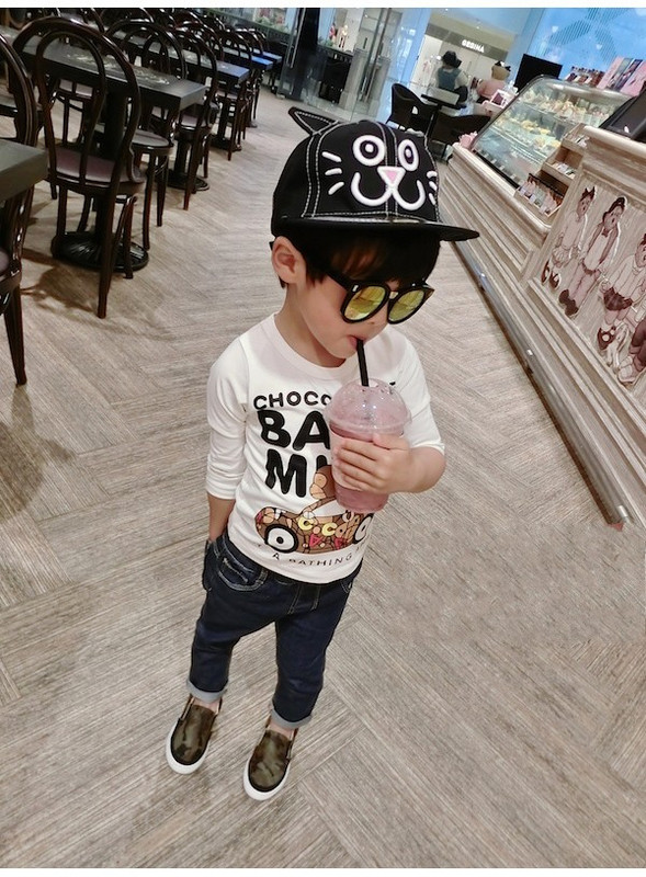 Gyerek blúz fiúknak fehér rátéttel és feliratokkal