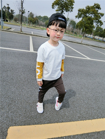 Gyerek blúz fiúknak hosszú ujjal, O-alakú gallérral, két színben