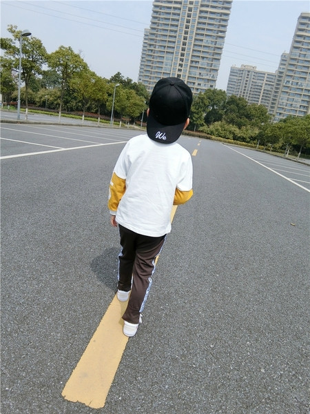 Gyerek blúz fiúknak hosszú ujjal, O-alakú gallérral, két színben