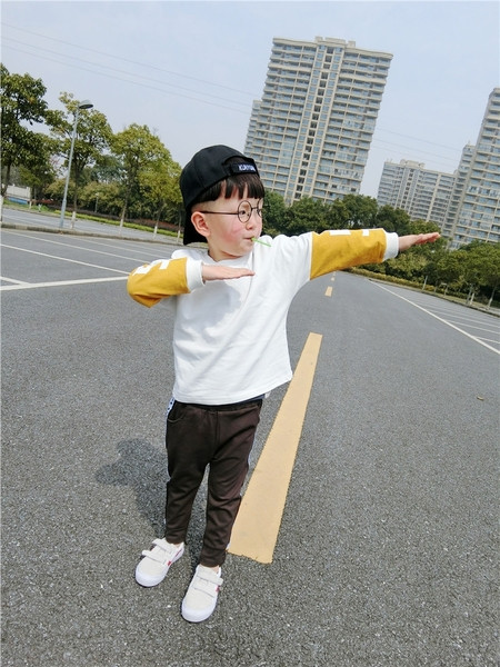 Gyerek blúz fiúknak hosszú ujjal, O-alakú gallérral, két színben