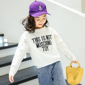 Μοντέρνα παιδική μπλούζα για κορίτσια σε λευκό με επιγραφή και δαντέλα