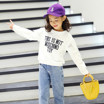 Μοντέρνα παιδική μπλούζα για κορίτσια σε λευκό με επιγραφή και δαντέλα