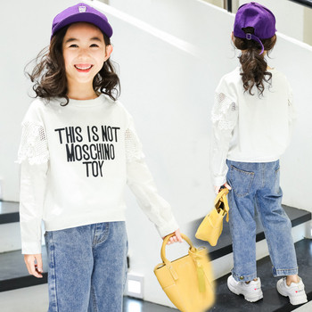 Μοντέρνα παιδική μπλούζα για κορίτσια σε λευκό με επιγραφή και δαντέλα